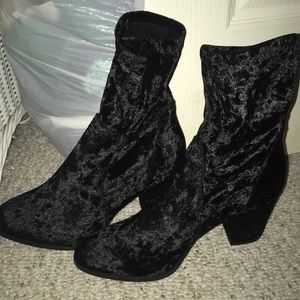 🎉HOST PICK🎉 NWOT Velvet Sock Booties Forever21❤️